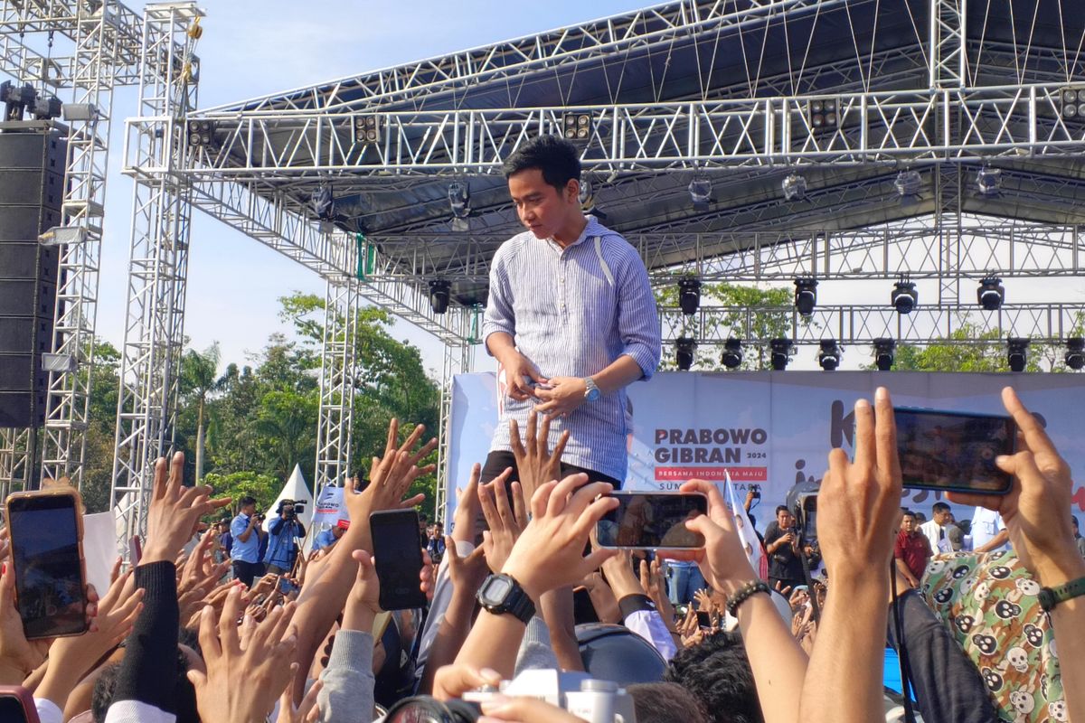 Calon Wakil Presiden nomor urut 2 saat menemui pendukungnya di Stadion Baharoedin Siregar, Deli Serdang, Rabu (7/2/2024)