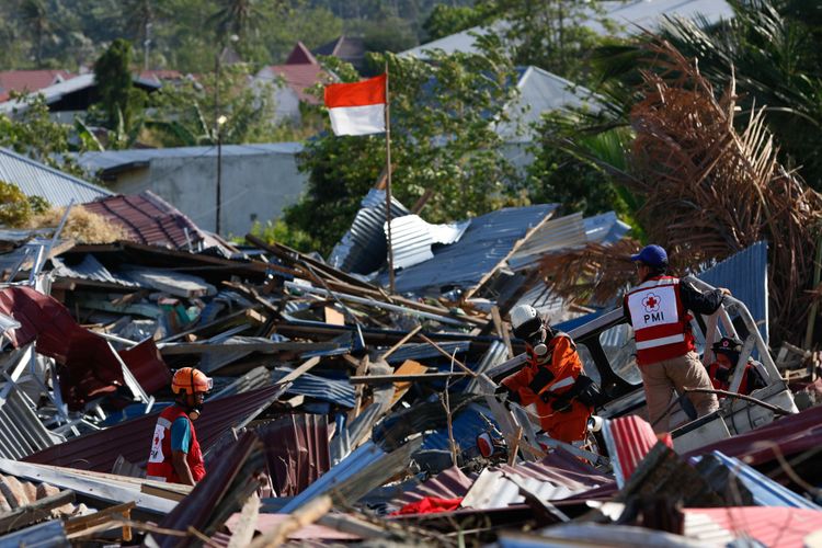 Anggota Palang Merah Indonesia mencari korban hilang akibat gempa bumi di Petobo, Palu, Sulawesi Tengah, Jumat (5/10/2018). Petobo menjadi salah satu wilayah yang paling parah terdampak gempa karena dilalui sesar Palu Koro.