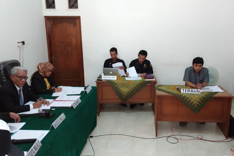 Komisioner KPU Surakarta Bambang Christanto mengikuti sidang DKPP diduga tidak netral di Kantor Bawaslu Surakarta Jalan Panembahan No 02 Kelurahan Penumping, Kecamatan Laweyan, Solo, Jawa Tengah, Senin (29/4/2019).