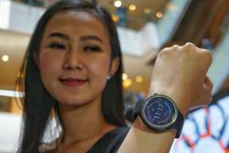 Seorang model sedang memamerkan jam tangan pintar Moto 360 di Jakarta, Kamis (17/3/2016)