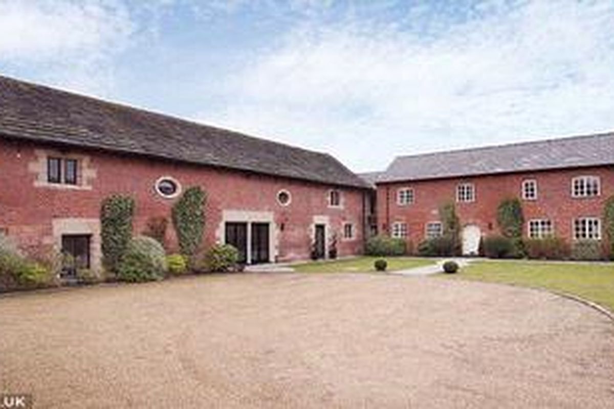 Karena sepi peminat, pemilik rumah setelah Beckham lantas menurunkan harga menjadi 2 Juta Euro atau sekitar Rp 23,7 Miliar.