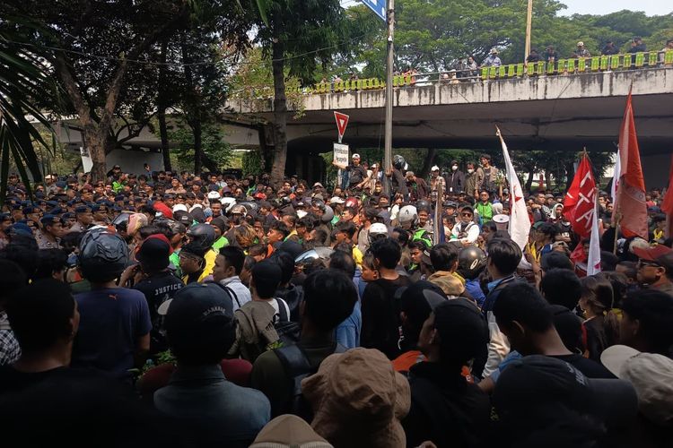 Warga Pati Pulang, Massa Baru Datang ke DPR Demo 27 Agustus