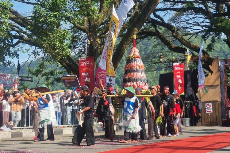 Larungan 1 Suro di Telaga Ngebel Ponorogo, Gunungan Ikan Nila Jadi Rebutan Warga
