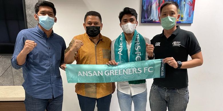 Pemain Indonesia, Asnawi Mangku Alam (dua dari kanan) resmi bergabung dengan tim Korea Selatan, Ansan Greeners FC untuk musim 2021. 