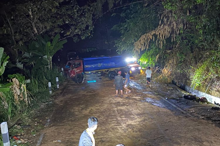 TERGULING: Relawan Sedulur Rescue Yogjakarta mengerahkan sejumlah armada mengevakuasi truk tangki yang memuat minyak goreng yang terguling di Jalan Kenteng-Goa Kiskendo, Kalurahan Pendoworejo, Kapanewon Girimulyo, Kabupaten Kulon Progo, Daerah Istimewa Yogyakarta, Jumat (21/6/2024). Seruj4x4 merupakan komunitas relawan bermobil yang kerap membantu evakuasi kendaraan kecelakaan, terutama pada lokasi sulit.