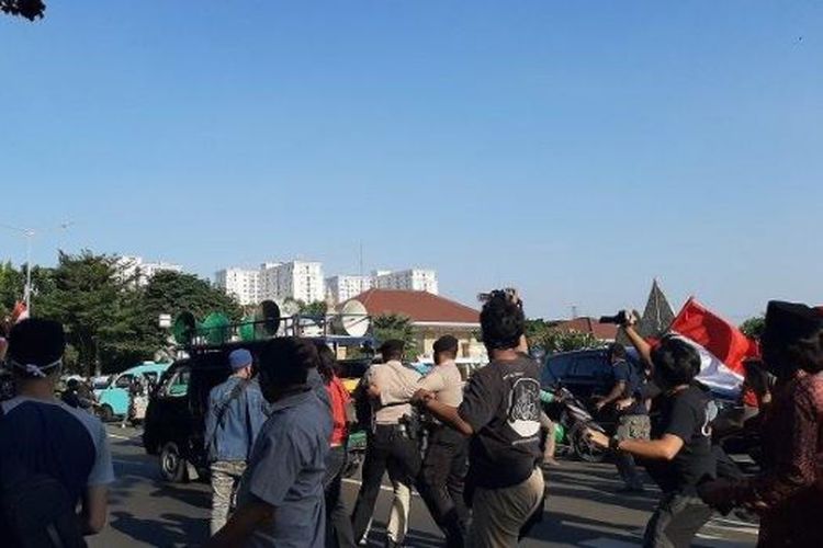 Suasana bentrok di depan TMP Kalibata, Jakarta Selatan, Rabu (30/9/2020) usai kegiatan nyekar Jenderal (Purn) Gatot Nurmantyo dilakukan bersama rombongan.
