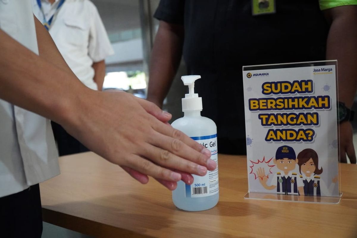 Hand sanitizer yang disediakan PT Jasa Marga (Persero) di sejumlah titik rest area tol, Jakarta, Selasa (10/3/2020).