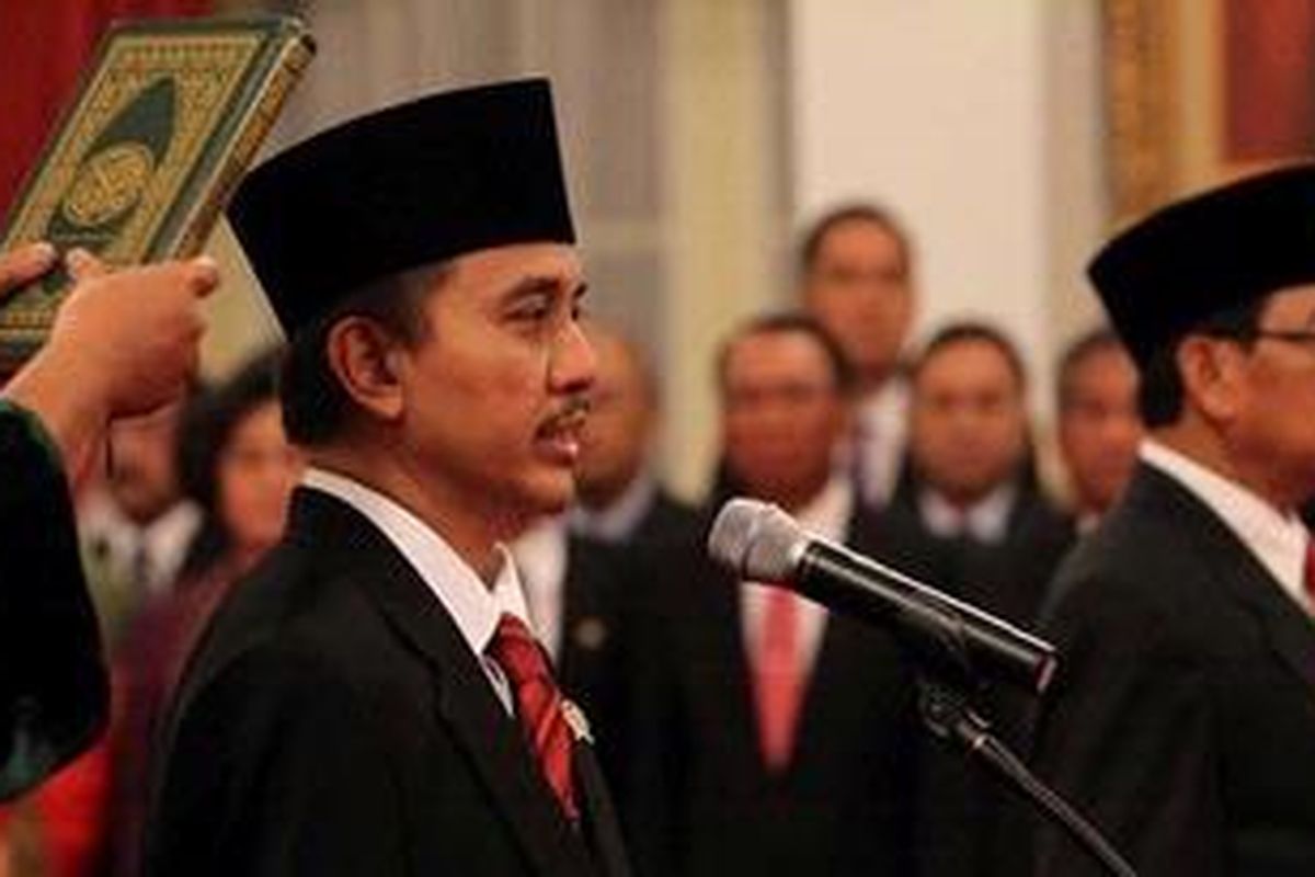 Menpora Roy Suryo (depan, kedua dari kanan) bersama Wakil Menteri ESDM Susilo Siswotuomo (kanan) mengucapkan sumpah jabatan saat dilantik Presiden Susilo Bambang Yudhoyono di Istana Negara, Jakarta, Selasa (15/1/2013). Menpora Roy Suryo dan Wakil Menteri ESDM Susilo Siswoutomo dilantik menggantikan Mantan Menpora Andi Mallarangeng dan Mantan Wakil Menteri ESDM Rudi Rubiandini yang menjabat sebagai Kepala Satuan Kerja Khusus Kegiatan Hulu Minyak dan Gas Bumi.