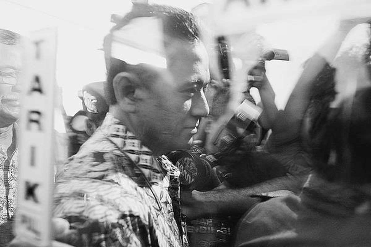 Wakil Ketua Komisi Pemberantasan Korupsi (KPK) Chandra M Hamzah memasuki gedung Badan Reserse Kriminal Markas Besar Polri, Jakarta, Jumat (11/9). Chandra M Hamzah dan tiga unsur pimpinan KPK lainnya, Haryono Umar, M Jasin, dan Bibit Samad Rianto, memenuhi panggilan Polri untuk diperiksa terkait kasus dugaan penyuapan terhadap pejabat KPK saat menangani kasus dugaan korupsi di PT Masaro.