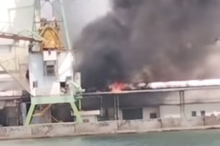 Gedung PT Sriboga di Pelabuhan Tanjung Mas Semarang Terbakar, Diduga akibat Gesekan Mesin