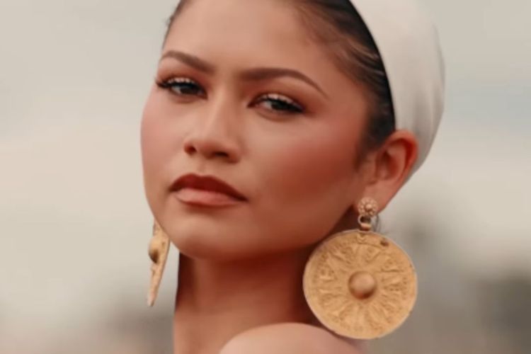 Zendaya Dikritik Usai Diduga Gunakan Anting dari Artefak 3.000 Tahun Lalu