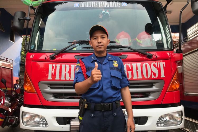 Komandan Regu Pemadam Kebakaran Sektor Pasar Minggu Dian Maulanad