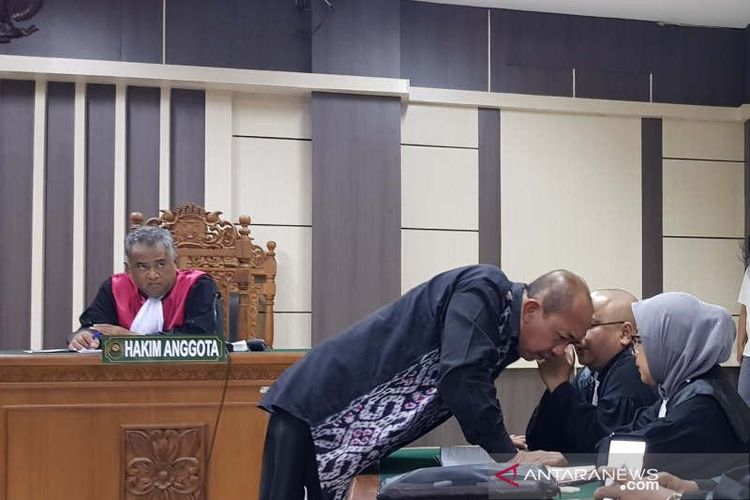 Mantan Bupati Sragen Agus Fatchur Rahman berkonsulatsi dengan penasihat hukumnya saat sidang di Pengadilan Tipikor Semarang, Rabu (20/11/2019).