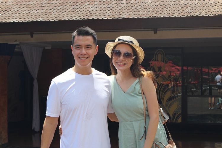 Maya Septha bersama suaminya, Krisna Wardhana saat berlibur di Club Med Resort, Nusa Dua, Bali, Jumat (27/12/2019).