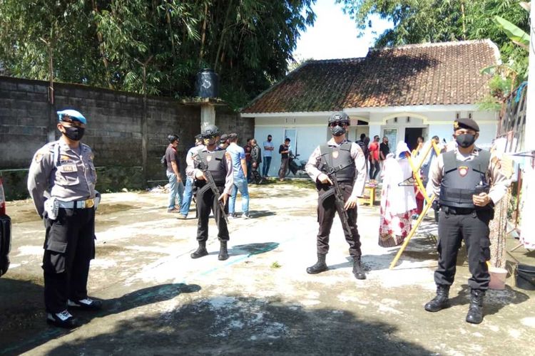 Tim Densus 88 Antiteror Mabes Polri bersama Tim Inafis Satreskrim Polres Tasikmalaya Kota menggeledah rumah inventaris terduga teroris berinisial MT (38) di salah satu perumahan elit Kecamatan Indihiang, Kota Tasikmalaya, Rabu (20/5/2020).