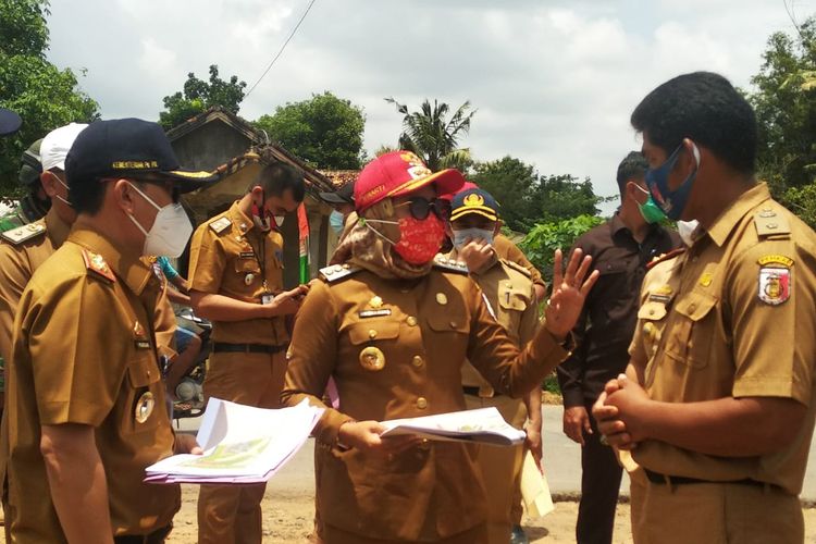 Bupati Kabupaten Tulang Bawang, Winarti meninjau preservasi pembangunan di Tugu BMW Simpang Penawar, Senin (22/2/2021