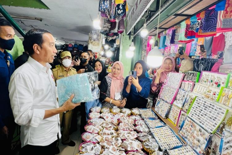 Presiden Joko Widodo saat meninjau aktivitas perdagangan di Pasar Bawah, Kota Pekanbaru, pada Rabu (4/1/2023).