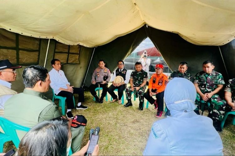 Presiden Joko Widodo saat menggelar rapat terbatas bersama jajarannya di lokasi pengungsian korban gempa Cianjur yang berada di Taman Prawatasari, Kabupaten Cianjur, Provinsi Jawa Barat, pada Selasa (22/11/2022).