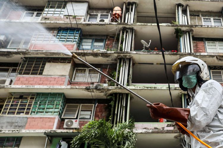 Petugas Palang Merah Indonesia (PMI) menyemprotkan disinfektan di Rumah Susun Petamburan, Tanah Abang di Jakarta Pusat, Sabtu (4/4/2020). Penyemprotan disinfektan dalam rangka mitigasi pencegahan virus corona (COVID-19).