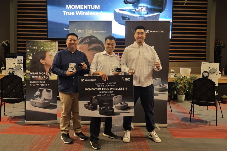 Director PT Inti Omega Teknikindo Wira Sutedja (tengah), dan Senior Sales Manager Sonova Consumer Hearing Singapore Jaeret Lim dalam acara peluncuran Sennheiser Momentum True Wireless 4 di Jakarta, Rabu (8/5/2024).