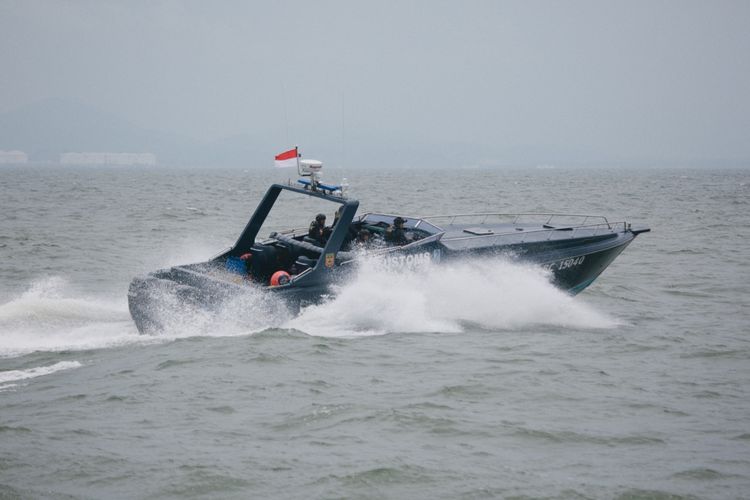 Pangkalan Sarana Operasi (PSO) Bea Cukai Batam melakukan patroli laut untuk memastikan keamanan dan menekan aktivitas ilegal di perairan Batam.

