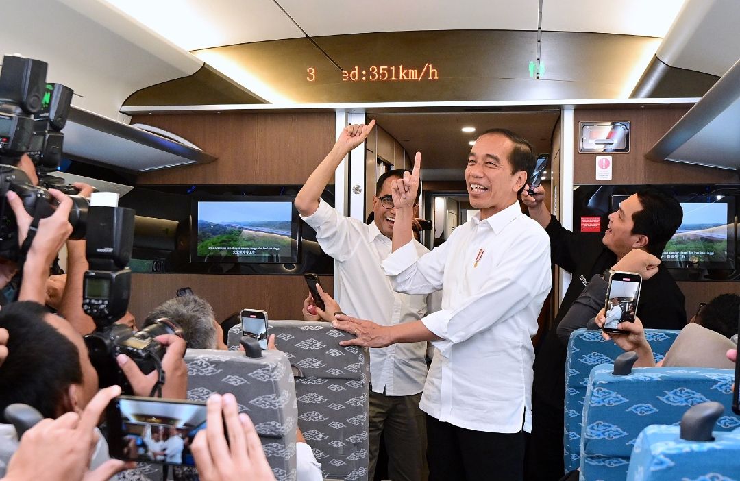 Senyum Jokowi Saat Laju Kereta Cepat Jakarta-Bandung Capai 351 Kilometer Per Jam