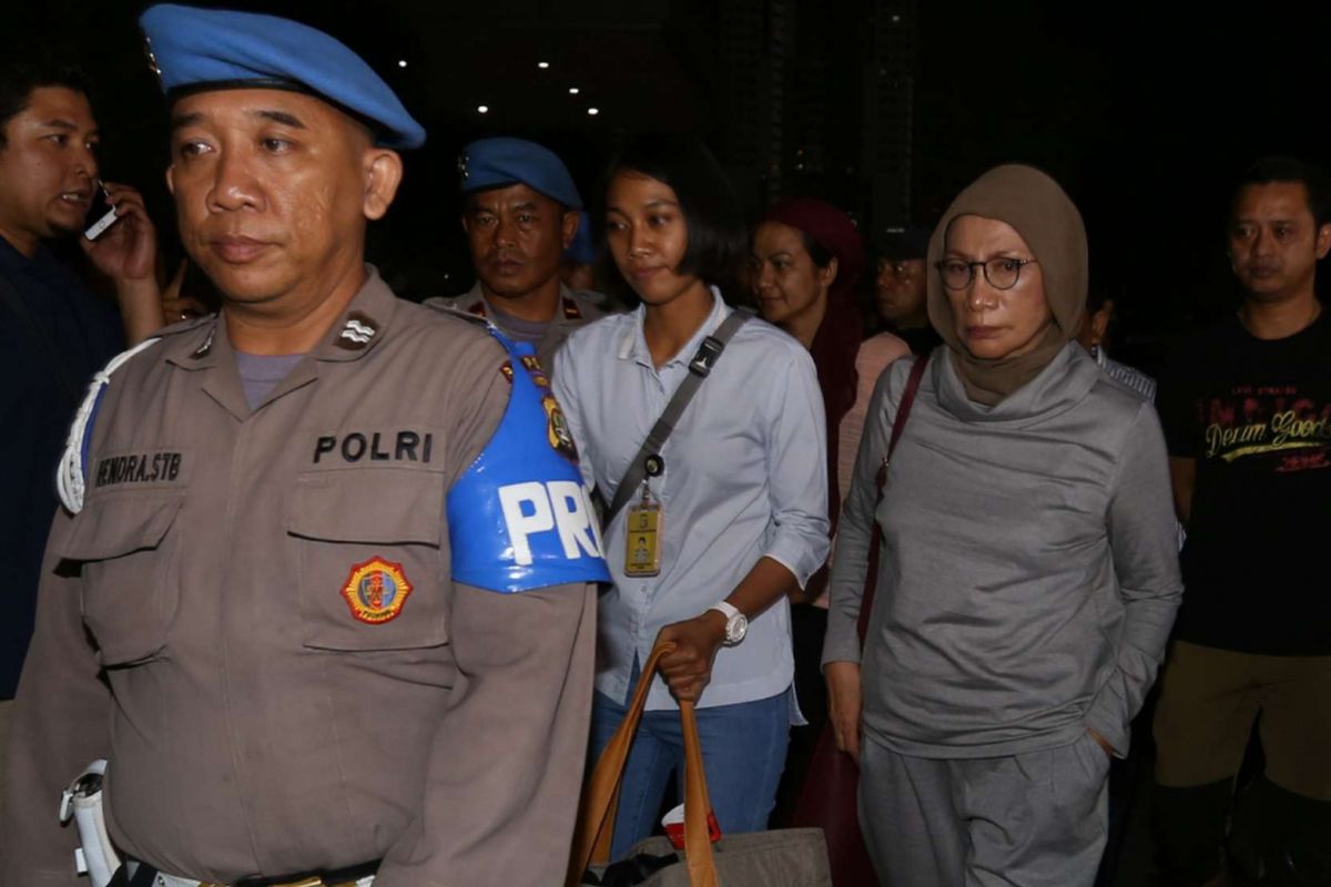 Mantan anggota Tim Kampanye Prabowo-Sandiaga Ratna Sarumpaet digelandang ke Mapolda Metro Jaya, Jakarta Selatan, Kamis (4/10/2018) malam. Ia diamankan di Bandara Soekarno Hatta, Tangerang.