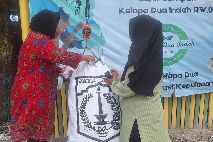 Cerita Kamsia Ketagihan Kumpulkan Sampah karena Bisa Dapatkan Uang