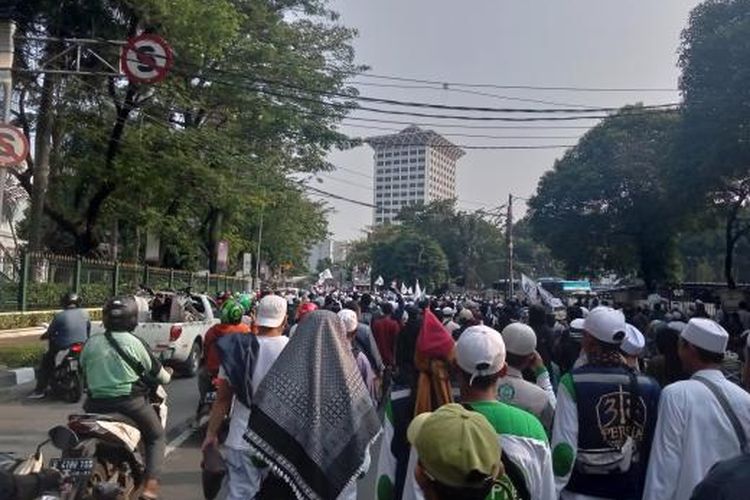 Massa demo FPI bergerak dari Gedung Kemenag menuju Kemenpolhukam, Senin (26/6/2023)