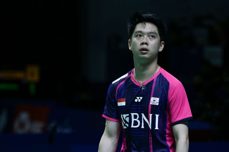 Pebulu tangkis Indonesia Kevin Sanjaya Sukamuljo saat beraksi di Indonesia Open 2022. Terkini, Kevin menjadi sorotan karena hubungannya dengan sang pelatih Herry Iman Pierngadi mengalami keretakan. 