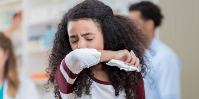 Penularan pneumonia dapat dicegah dengan empat langkah, salah satunya adalah menutup mulut dan hidung saat bersin atau batuk. 