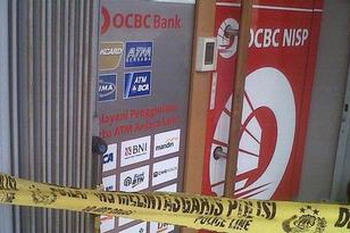 Lokasi ATM OCBC NISP yang dibobol sekelompok orang di Kebon Jeruk sudah dipasangi garis polisi. 