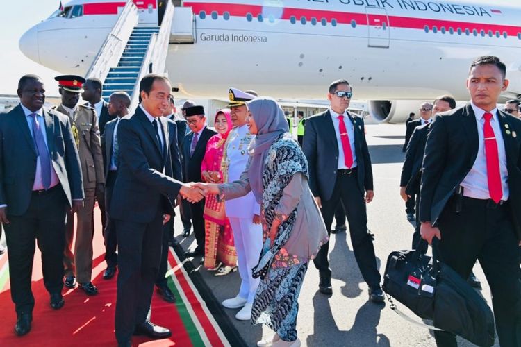 Presiden Joko Widodo saat tiba di Bandara Internasional Jomo Kenyatta Nairobi, Republik Kenya, sekira pukul 15.15 waktu setempat (WS) pada hari Minggu (20/8/2023)..