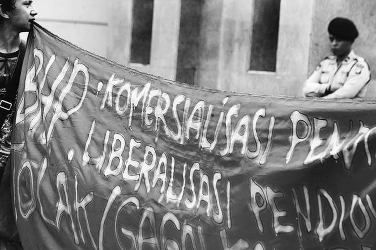 Mahasiswa dari berbagai universitas berunjuk rasa menolak pengesahan Rancangan Undang-Undang Badan Hukum Pendidikan (BHP) di depan Gedung MPR/DPR, Jakarta, Rabu (17/12). Mahasiswa juga ikut masuk ke dalam ruang sidang paripurna dan menutup akses keluar masuk di belakang Gedung MPR/DPR hingga sore.  