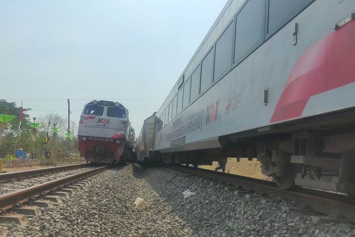 KA Argowilis menyenggol KA Argo Semeru anjlok di Km 520 + 4 petak jalan antara Stasiun Sentolo – Stasiun Wates, Selasa (17/10/2023). Lokasi ini berada di Pedukuhan Kalimenur, Kalurahan Sukoreno, Kapanewon Sentolo, Kabupaten Kulon Progo, Daerah Istimewa Yogyakarta. Ungkap penyebab kereta anjlok, KAI libatkan KNKT.