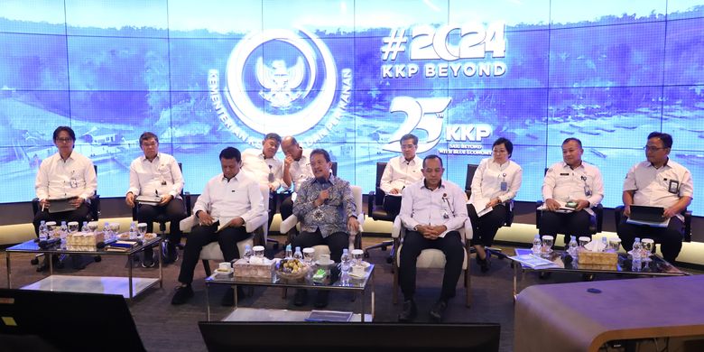 Menteri Kelautan dan Perikangan (KP) Trenggono menghadiri konferensi pers Outlook dan Program Prioritas Sektor Kelautan dan Perikanan 2024 di Ruang Command Center Kementerian KP, Jakarta Pusat, Rabu (10/1/2024).