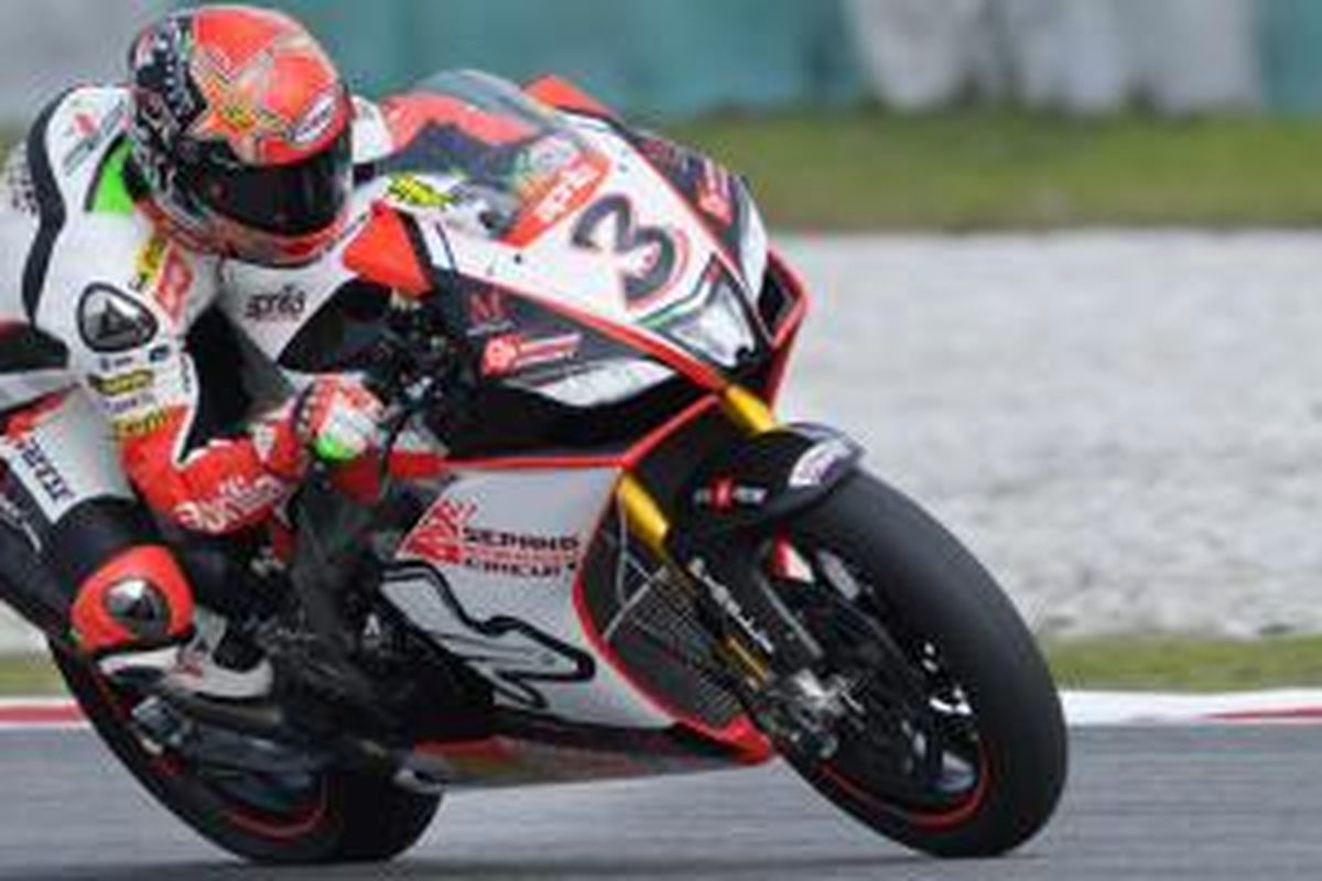 Max Biaggi saat beraksi di atas Aprilia RSV4 dalam WSBK 2015.