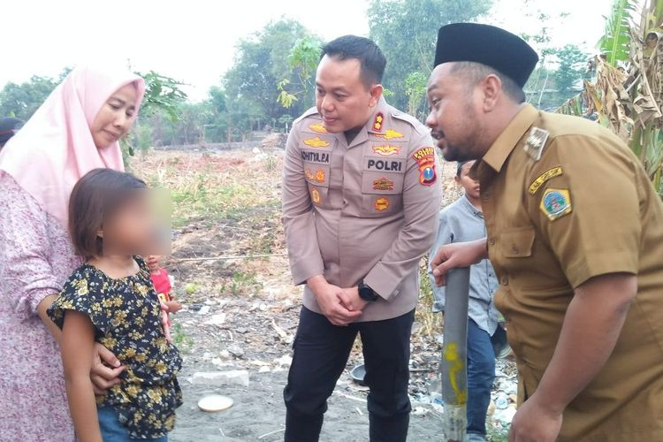 Kapolres Gresik bertemu dengan SAH (8) siswi yang matanya dicolok dengan tusuk bakso.