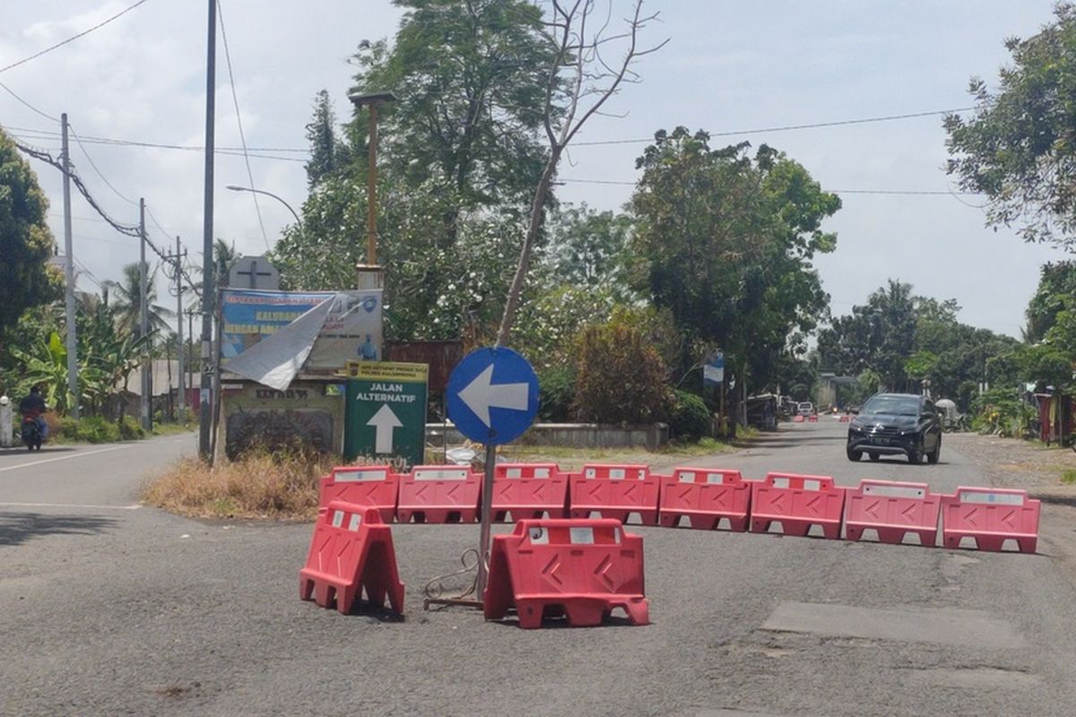 Jembatan Glagah di Jalan Daendels Pantai Selatan, Kalurahan Glagah, Kapanewon Temon, dipasang water barrier dan bambu. Hal ini dilakukan setelah ditemukan penurunan lantai jembatan di bagian Barat.