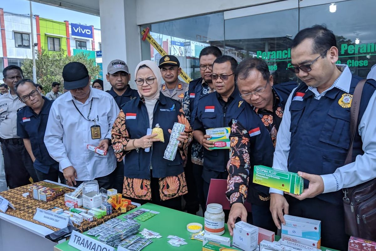 Kepala BPOM, Penny Lukito (berkerudung) saat konferensi pers penyegelan Toko Kosmetik pengedar obat keras di Mall Bandara City Tangerang, Selasa (3/12/2019)