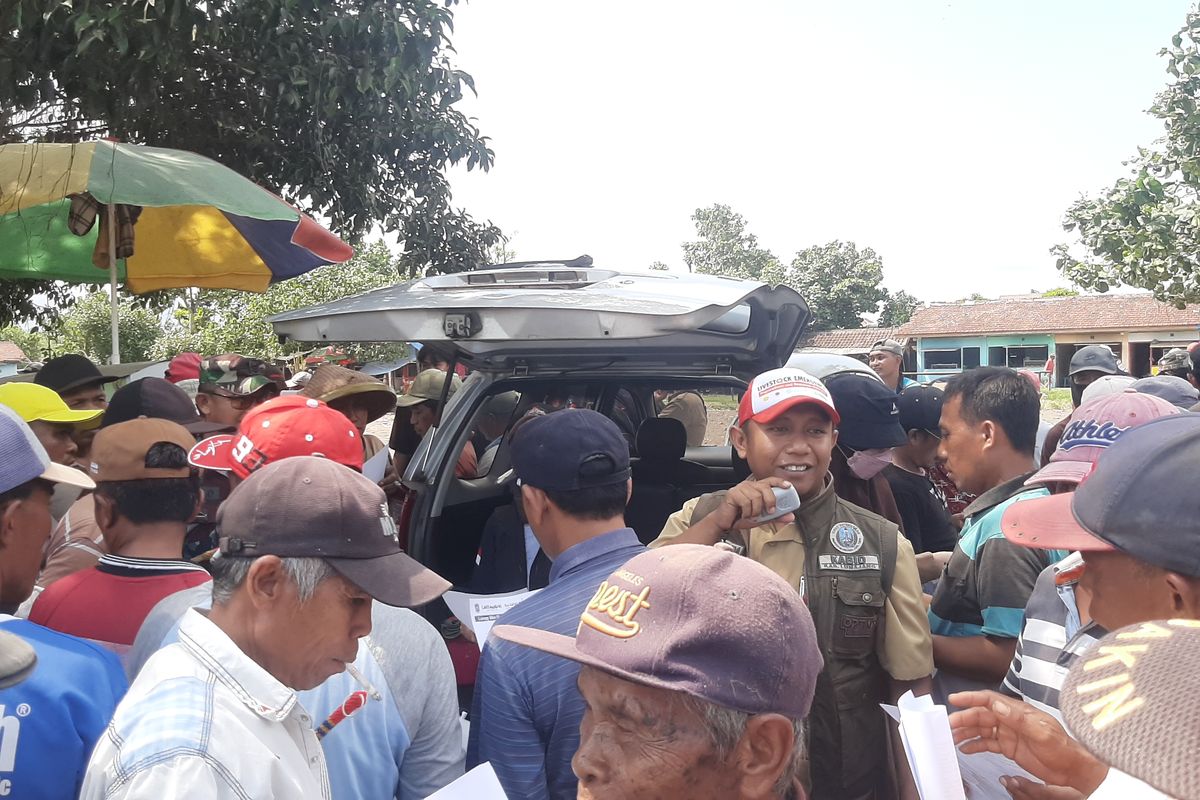 Kabid Peternakan Endra Novianto saat memberikan sosialisai penyakit LSD di Pasar Hewan Lumajang