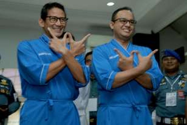 Pasangan bakal calon gubernur dan calon wakil gubernur Anies Baswedan-Sandiaga Uno, tiba di Rumah Sakit Angkatan Laut Mintoharjo, Jakarta, Sabtu (24/9/2016). Hari ini ketiga pasangan bakal calon gubernur dan calon wakil gubernur menjalani pemeriksaan kesehatan, sebagai salah satu syarat mengikuti Pilkada DKI Jakarta 2017.