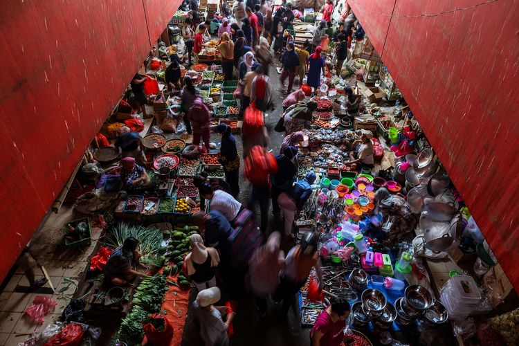 Warga berbelanja di Pasar Kebayoran Lama, Jakarta Selatan, Selasa (11/5/2021). Meskipun masih dalam masa pandemi Covid-19, pasar tradisional hingga pasar swalayan ramai dipadati pengunjung yang hendak berbelanja berbagai kebutuhan untuk Lebaran.