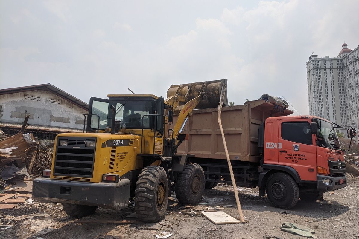 Pembersihan bekas penggusuran Jalan Agung Perkasa VIII, Sunter Agung, Jakarta Utara, Rabu (20/11/2019)