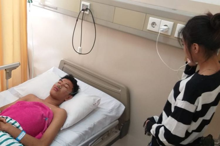 Muhammad Akbar Tanjung (17)  mengalami luka tembak dibagian dada sebelah kiri saat menjalani perawatan di Rumah Sakit (RS) Bhayangkara Palembang, Sumatera Selatan, Jumat (1/3/2019).
