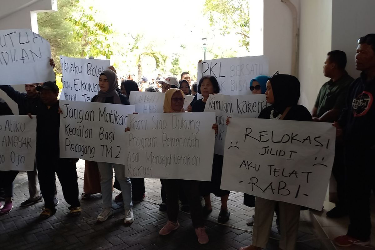 PKL Malioboro saat akan masuk ke gedung DPRD Kota Yogyakarta, Jumat (8/9/2023)