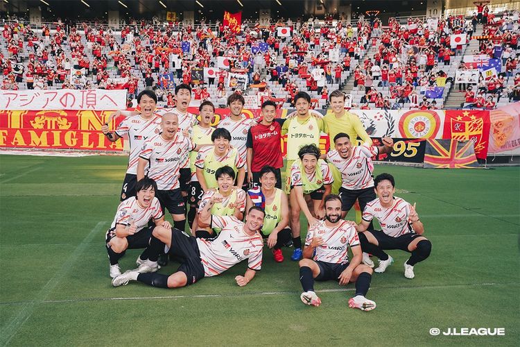 Para pemain Nagoya Grampus merayakan kelolosan ke final J.League YBC Levain Cup 2021. 