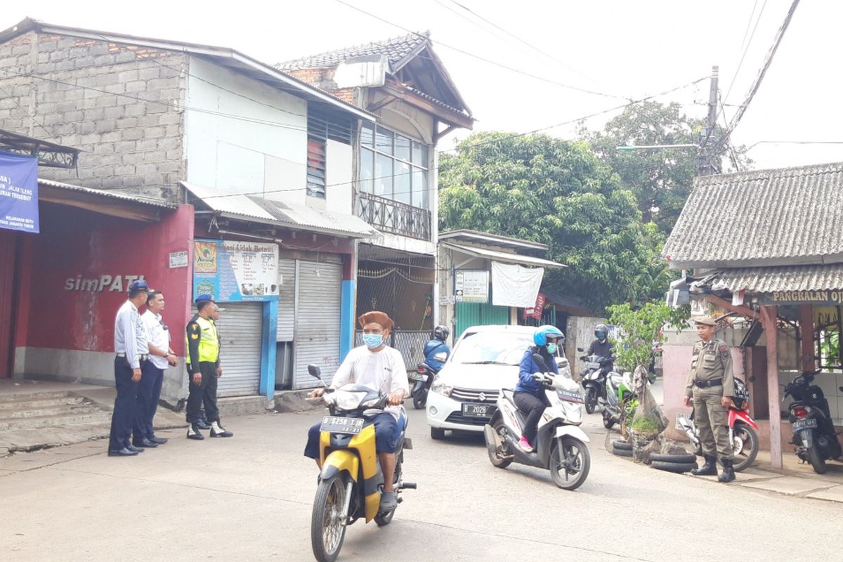 Sejumlah petugas Sudinhub Jakarta Timur dan Satpol PP berjaga di Jalan Kramat Utama, Setu, Cipayung untuk mengawasi penerapan sistem satu arah di lokasi itu Rabu (21/11/2018)