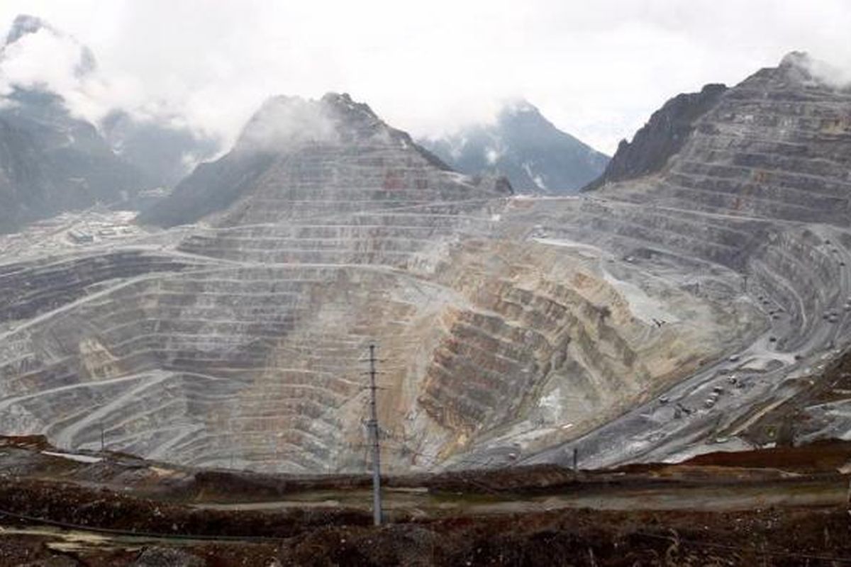 Aktivitas tambang terbuka Grasberg, PT Freeport Indonesia di Papua.