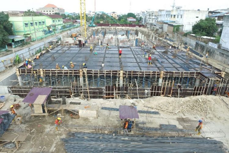 Rekonstruksi Pasar Aksara mulai dibangun sejak 2019 oleh kontraktor PT Citra Prasasti Konsorindo dengan progres saat ini mencapai 62,56 persen.
